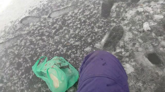 Ловлю ОКУНЯ с одной лунки! ПЕРВЫЙ ЛЁД И ОПАСНЫЙ / ЗИМНЯЯ РЫБАЛКА УДАЛАСЬ смотреть онлайн