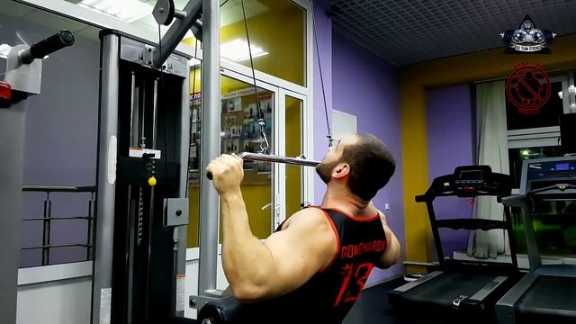 Как накачать широкую спину? Тяга верхнего блока к груди широким хватом. смотреть онлайн