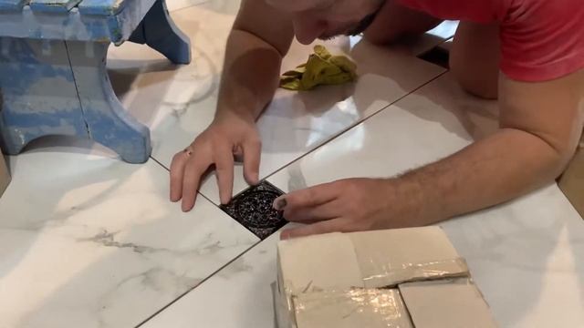УКЛАДКА ПЛИТКИ НА ПОЛ ПО ДИАГОНАЛИ. Бюджетный ремонт кухни. Выпуск 2 смотреть онлайн