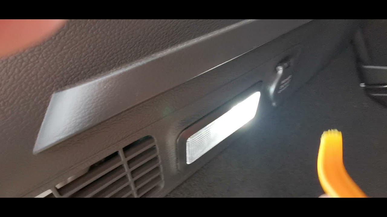 Замена лампы в багажнике Geely Coolray смотреть онлайн