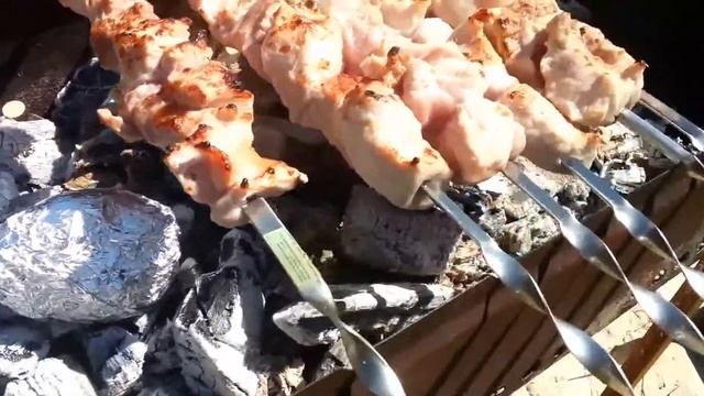 Жарим шашлык и печем картошку на углях на даче смотреть онлайн