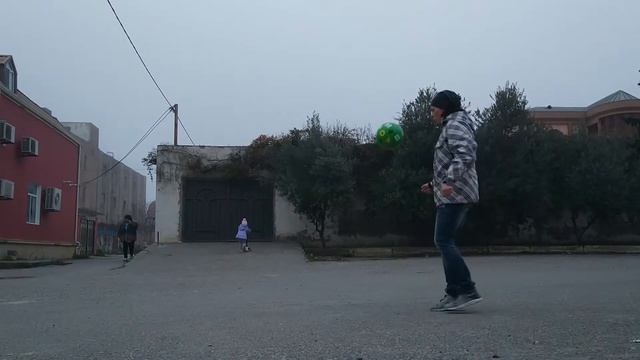 Возвращение во времена дворового футбола. Вспоминаю как набивать мяч) смотреть онлайн
