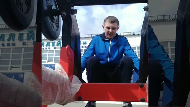 у нас в саратове живет один силач и он создал народный фитнас парк смотреть онлайн