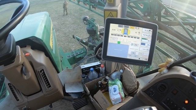 Вносим жидкое удобрениe КАС 32. Опрыскиватель John Deere 4730 смотреть онлайн