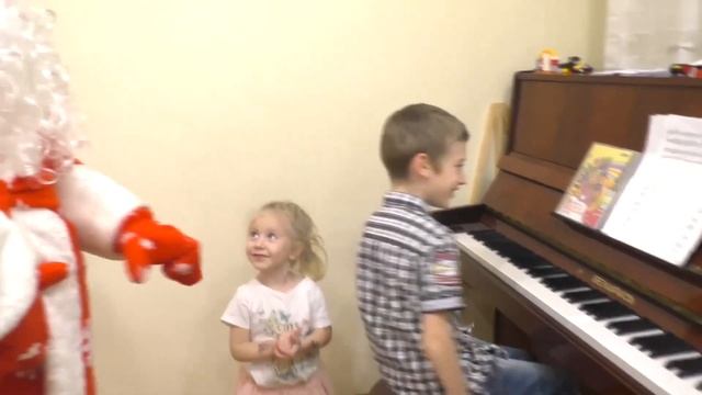 Влог КТО ПРИХОДИЛ К НАМ В ГОСТИ Дед Мороз дарит подарки на новый год смотреть онлайн