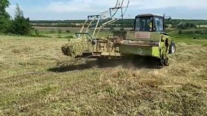 Так  трактор тюкует сено