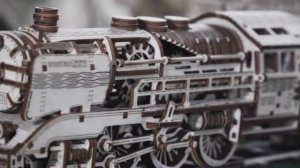 Модель паровоза с вагоном из фанеры