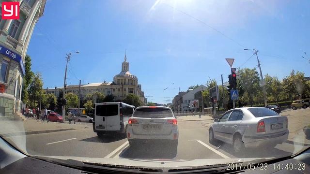 Наглый Vivaro прокатился по встречке и выперся на пешеходный переход смотреть онлайн