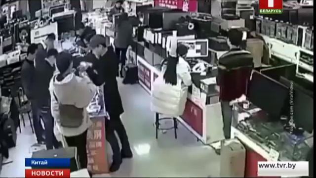 В Китае покупатель укусил iPhone и телефон взорвался смотреть онлайн