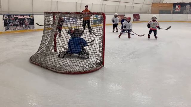 Хоккейная игра детей на льду смотреть онлайн