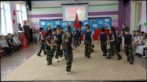 Номер с акробатическими элементами на песню "Вперед, Россия"