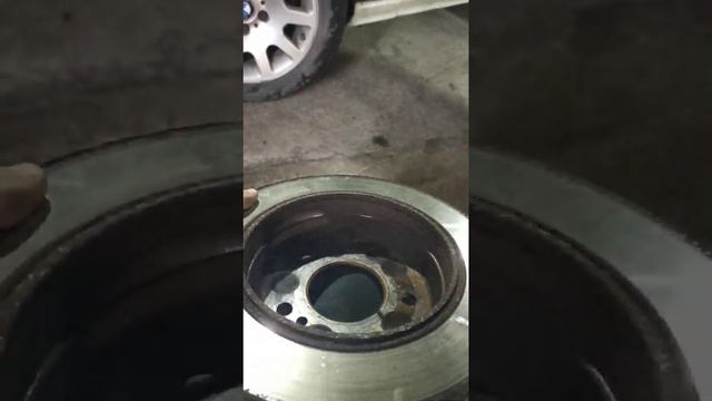 Видео 2 Замена тормозных дисков и стояночных колодок на Мерседес C180 W202 смотреть онлайн