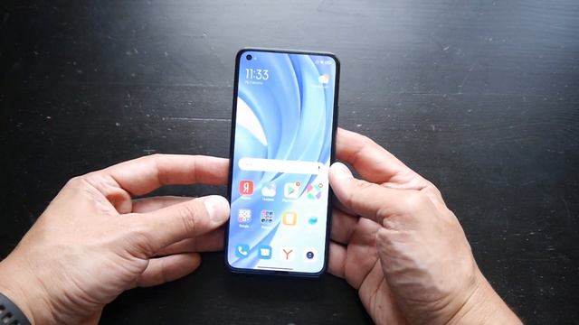 Xiaomi Mi 11 Lite распаковка очень легкого и тонкого смартфона