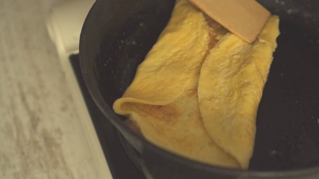 Тосты на сковороде с яйцом. Что может быть вкуснее? Французский тост на завтрак. смотреть онлайн