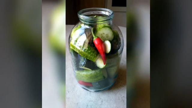 Маринованные огурцы,хрустящие и вкусные,а главное быстро!!🤗 смотреть онлайн