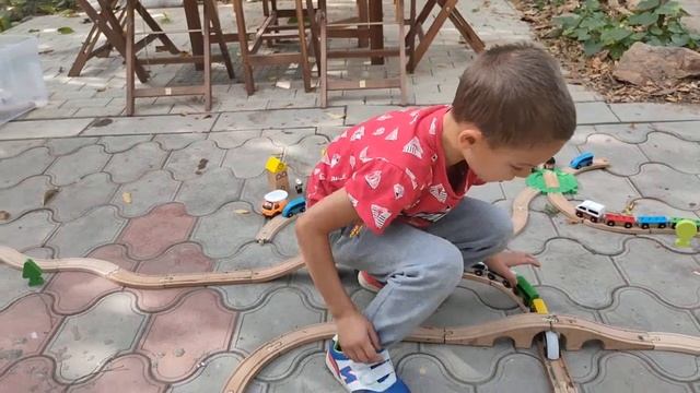 Железная дорога для детей. Игрушки из набора Икеа. смотреть онлайн
