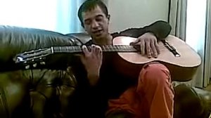 Классно играет на гитаре