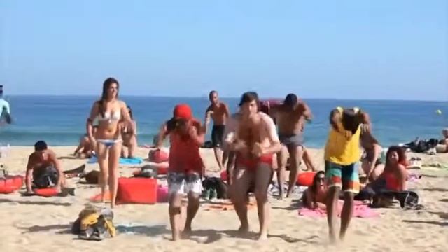 ИСПАНСКИЙ горячий ФЛЕШМОБ на пляже смотреть онлайн