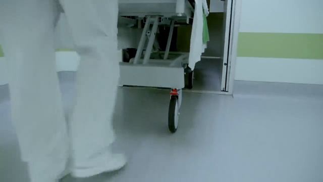 Девочка засыпает с телефоном под подушкой, потом родители слышат ее крик… смотреть онлайн
