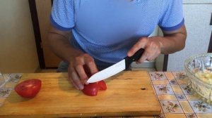 Как порезать помидоры на салат