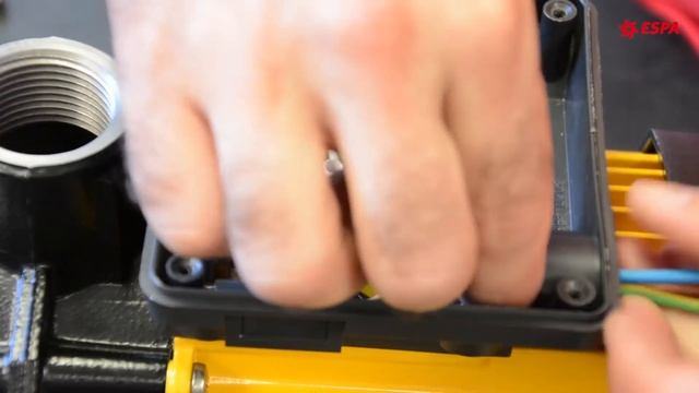 Montaje de la caja de conexiones de la bomba Prisma – Assembling the Prisma pump connections box смотреть онлайн