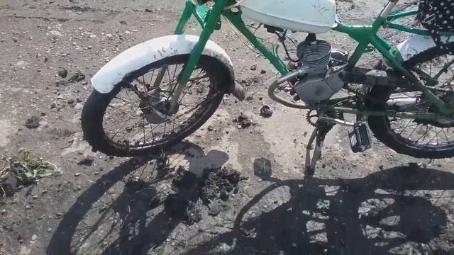 На Мопеде РИГА-13 через поле смотреть онлайн