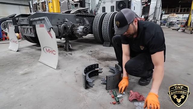 How to change brakes on a 18 Wheeler/How to change brakes on a semi/ Changing brakes on a semi truc смотреть онлайн