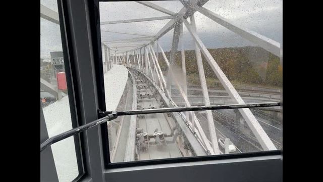 FLUGHAFEN Переезд от парковки к зданию аэропорта. Umzug vom Parkplatz zum Flughafengebäude смотреть онлайн