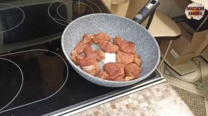 Медальоны из свиной вырезки на сковороде.