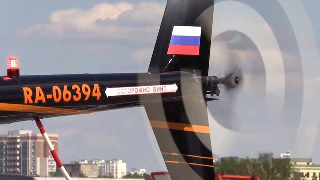 Геликоптеры Робинсон R-66 "TURBINE", R-44 посадка-взлет смотреть онлайн