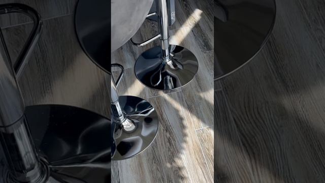 Барные стулья серого цвета для серой кухни! смотреть онлайн