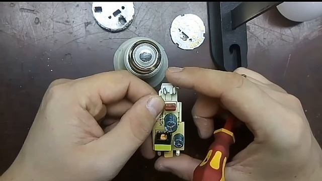 Ремонт светодиодной лампочки IEK своими руками !! (ГЛАВНЫЕ ПРОБЛЕМЫ) смотреть онлайн