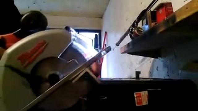 Ручная циркулярка по металлу HD18MS. Пилим алюминий. смотреть онлайн