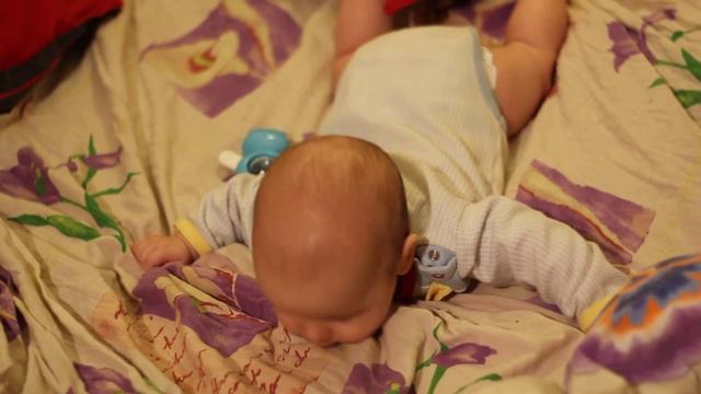 Пытается ползать смотреть онлайн