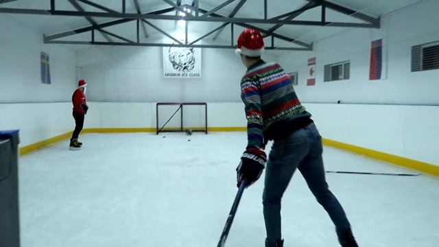 ПОПАЛИ ШАЙБОЙ В ГОЛОВУ - НОВОГОДНИЕ ТРИКШОТ ЧЕЛЛЕНДЖИ - CHRISTMAS TRICK SHOTS смотреть онлайн