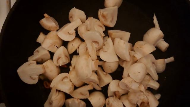 Брюссельская капуста с фрикадельками, грибами под сливочно - сырным соусом смотреть онлайн