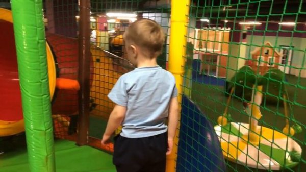 Fedor playing on playground station. Федор играет на игровой площадке.