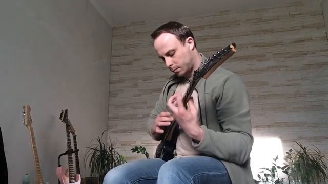 Дракон играет этюд собственного сочинения, используя тэппинг. смотреть онлайн
