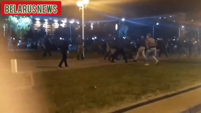 УЖАС!!! Агрессивная толпа нападает на людей в форме. смотреть онлайн