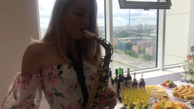 Саксофонистка Карина Багдасар . Выставка 🙈🎷. смотреть онлайн