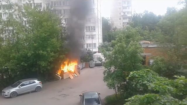 Помойка между корпусом 3 и 4 во дворе Дома 49 Новомытищинский смотреть онлайн