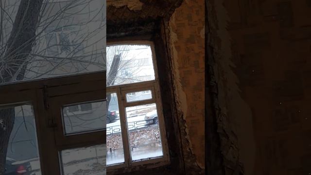 Домашняя археология: первое вскрытие стен и их устройство. Когда-то в комнате был пожар.