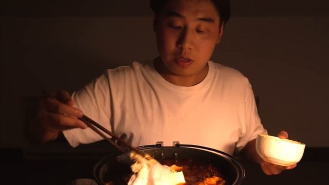 【野食小哥】 一鍋麻辣火鍋當宵夜，牛肚腰花肥牛吃個夠，一個人吃太爽了 смотреть онлайн