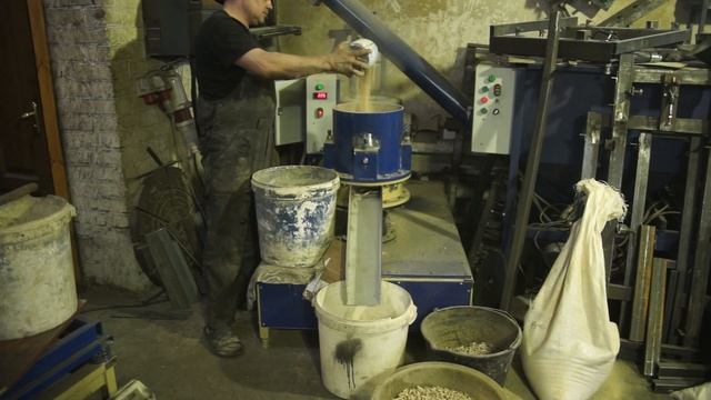 Гранулирование дубовых опилок на ГУ-15 с плоской матрицей смотреть онлайн