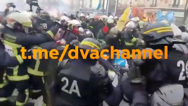 Так французские пожарные отстаивают свои права смотреть онлайн