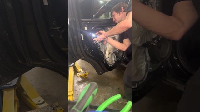 Kia Sportage door lock actuator replacement. LR and RF. Can’t remember year, lol think 2012 Kia смотреть онлайн