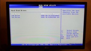 В БИОСе поставить загрузку с флешки