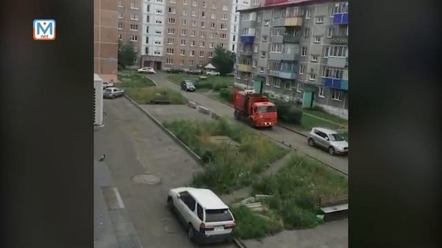 Глаз народа - мусоровоз на газоне и открытый колодец смотреть онлайн