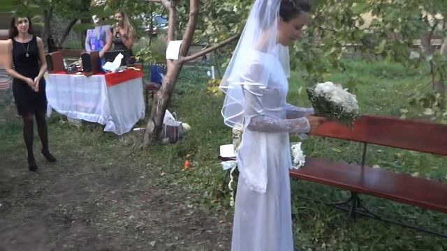 Невеста кидает букет подругам смотреть онлайн