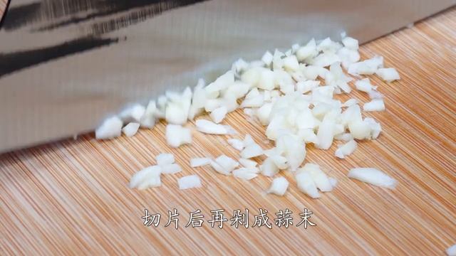 西葫蘆裡淋入雞蛋液，好多人見過沒吃過，低脂無油，多吃也不怕胖。A recipe of zucchini смотреть онлайн